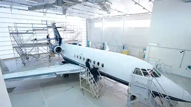 avion reparation hangar